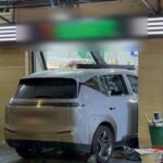 ระทึกกลางกรุง! เก๋งไฟฟ้าวนรอบวงเวียนก่อนพุ่งชนยับย่านบางลำพู กวาดร้านก๋วยเตี๋ยว-ทะลุร้านสะดวกซื้อ เจ็บระนาว 8 ราย