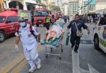 นาทีชีวิต ตร.พัทยาฝ่าควันไฟ ช่วยยายรัสเซียวัย 89 รอดหวุดหวิดจากบ้านไฟไหม้