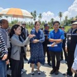 ประจวบคีรีขันธ์ _ผู้ตรวจราชการสำนักนายกฯ และคณะกรรมการธรรมมาธิบาลจังหวัด ก.ธ.จ. ลงพื้นที่ จ.ประจวบฯ ตรวจโครงการสะพานข้ามทางรถไฟ หลังชาวบ้านร้องเรียนเป็นจำนวนมาก