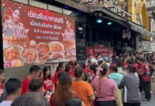อำพร แก้วแสง” ประธาน กต.ตร.สภ.พัทยา เปิดโรงทานกลางวอล์คกิ้งสตรีท แจกอาหาร-เครื่องดื่มนับ