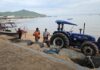 คลื่นลมแรงซัดเรือประมง-ท่องเที่ยวตกปลาบางเสร่เกยหาด พังเสียหายหลายลำ