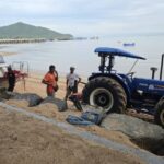 คลื่นลมแรงซัดเรือประมง-ท่องเที่ยวตกปลาบางเสร่เกยหาด พังเสียหายหลายลำ