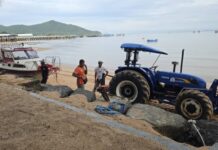 คลื่นลมแรงซัดเรือประมง-ท่องเที่ยวตกปลาบางเสร่เกยหาด พังเสียหายหลายลำ