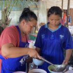 เลิกเรียนมาช่วยแม่ขายก๋วยเตี๋ยวเรือ