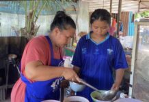 เลิกเรียนมาช่วยแม่ขายก๋วยเตี๋ยวเรือ