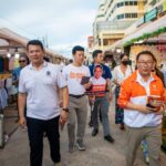 พรรคประชาชน ส่ง หัวหน้าพรรค เท้ง ณัฐพงษ์ ควงอิทธิวัฒน์ ลงพื้นที่หาเสียงตลาดเคหะเทพประสิทธิ์ ขอคะแนนเสียงพ่อค้าแม่ค้า