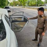 ตำรวจทางหลวงลำปางระทึก รวบหนุ่มใหญ่ตามหมายจับ 3 คดี วิ่งหนี-ต่อสู้แย่งปืนตำรวจกลางหมู่บ้าน พบประวัติคดียาเสพติดและอาวุธปืนเพียบ
