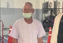 ผู้กำกับ สน.บางรัก เผย “พระครูปลัดสมบัติ” เข้าพบตำรวจในสภาพสวมชุดขาว อาการคล้ายขาดสติ ก่อนประสานส่งตัวกลับอยุธยา เหตุไม่พบความผิด วันที่ 5 พฤษภาคม 2569 เวลา 23.00 น.