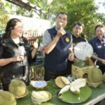 นนทบุรี-ผู้ว่าฯ นนทบุรีนำทีมบันทึกเทปตัดทุเรียนจากสวน ชวนเที่ยวงาน “Nonthaburi Guarantee ของดีเมืองนนท์ 2026”