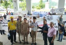 กาญจนบุรี …ชาวบ้านกว่า 100 คน รวมตัวกัน ยื่นหนังสือให้ ผวจ.กาญจน์ หลังเดือดร้อน ขอไฟฟ้าไม่ได้หลายหลังคาเรือน