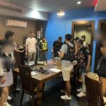 191 บุกทลายปาร์ตี้ยารีสอร์ตหรู รวบ 12 ผู้ต้องหา รวมหัวโจกหนีคดีพยายามฆ่า ขยายผลค้นคอนโดย่านพระราม 9 ยึดสารตั้งต้นผลิตพอตเค-ของกลางอื้อ เสียหายกว่า 25 ล้านบาท