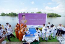 ผู้ว่าฯ ฉะเชิงเทรา นำพสกนิกรร่วมประกอบพิธีเฉลิมพระเกียรติ สมเด็จพระนางเจ้าฯ พระบรมราชินี เนื่องในโอกาสวันเฉลิมพระชนมพรรษา 3 มิถุนายน 2569