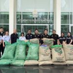ประจวบคีรีขันธ์ _รวบคารถบรรทุก! ศุลกากรประจวบฯ สนธิกำลังด่านกักกันสัตว์ฯ ด่านตรวจพืชฯ สกัดจับเมล็ดกาแฟดิบเถื่อน 9.6 ตัน มูลค่าทะลุ 7.6 ล้านบาท