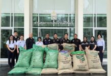 ประจวบคีรีขันธ์ _รวบคารถบรรทุก! ศุลกากรประจวบฯ สนธิกำลังด่านกักกันสัตว์ฯ ด่านตรวจพืชฯ สกัดจับเมล็ดกาแฟดิบเถื่อน 9.6 ตัน มูลค่าทะลุ 7.6 ล้านบาท
