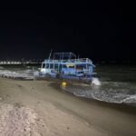 คลื่นลมแรง ซัดเรือท่องเที่ยวเชือกสมอขาด ลอยชนหาดพัทยาพังเสียหายหลายแสนบาท