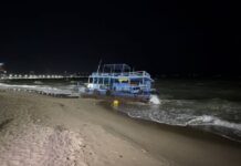 คลื่นลมแรง ซัดเรือท่องเที่ยวเชือกสมอขาด ลอยชนหาดพัทยาพังเสียหายหลายแสนบาท
