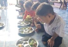 ตำรวจทางหลวงนิคมคำสร้อยจัดกิจกรรมจิตอาสา เลี้ยงอาหารกลางวันนักเรียนโรงเรียน ตชด.บ้านศรีสวัสดิ์