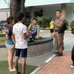 ระทึก หนุ่มพม่าบุกยิงคู่อริถึงห้องพัก กระสุนพลาดถูกวัยรุ่นไทยสาหัส ก่อนชิงรถ จยย. หลบหนี