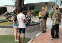 ระทึก หนุ่มพม่าบุกยิงคู่อริถึงห้องพัก กระสุนพลาดถูกวัยรุ่นไทยสาหัส ก่อนชิงรถ จยย. หลบหนี