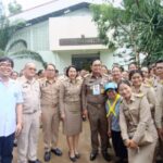 สืบสานพระปณิธาน… พล.อ.ประยุทธ์ เชิญสิ่งของพระราชทาน สู่ผืนแผ่นดินกาญจนบุรี