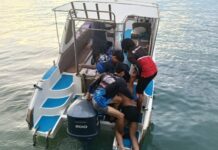 นาทีชีวิต! เทศกิจพัทยา ผนึกกำลังผู้ประกอบการเรือสปีดโบ๊ต ช่วยนักท่องเที่ยวชาวอินเดียหมดแรงกลางทะเล หลังว่ายน้ำกลับฝั่งไม่ไหว ก่อนช่วยขึ้นฝั่งได้อย่างปลอดภัย