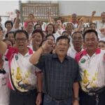 หนุ่มสาวสูงวัยมัดรวมเกือบหมื่นปียิ้มระบำเริงร่า ทั้งเต้นทั้งแดนช์ในชุดนักเรียนแบบจัดเต็มย้อนวัยคลายเหงาทั้งตำบล ในโครงการสูงวัยหัวใจแกร่งจัดโดยองค์การบริหารส่วนตำบลคลองตะเกรา