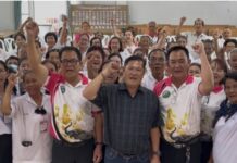 หนุ่มสาวสูงวัยมัดรวมเกือบหมื่นปียิ้มระบำเริงร่า ทั้งเต้นทั้งแดนช์ในชุดนักเรียนแบบจัดเต็มย้อนวัยคลายเหงาทั้งตำบล ในโครงการสูงวัยหัวใจแกร่งจัดโดยองค์การบริหารส่วนตำบลคลองตะเกรา