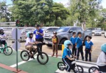 สโมสรโรตารี ทั้ง 8 สโมสร จ.กาญจนบุรี จัดโครงส่งเสริมความปลอดภัยในการใช้รถใช้ถนนโดยองค์กรโรตารี่ “Safe Roads Save Lives by Rotary” รณรงค์สวมหมวกกันน็อค สร้างวินัยจราจรแก่เยาวชน