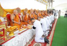 พสกนิกรชาวสัตหีบร่วมทำบุญตักบาตร ถวายเป็นพระราชกุศล เนื่องในวันคล้ายวันพระราชสมภพ 12 สิงหาคม