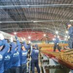 กองทัพเรืออำนวยการเคลื่อนย้ายและอัญเชิญ “เรือพระที่นั่งสุพรรณหงส์” ลงน้ำ เตรียมความพร้อมขบวนเรือพระราชพิธี