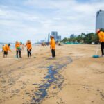 นทท.ผวา คราบน้ำมันสีดำเกลื่อนหาดจอมเทียน เมืองพัทยา ระดมเจ้าหน้าที่เร่งเก็บกู้-สอบสวนที่มา