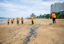 นทท.ผวา คราบน้ำมันสีดำเกลื่อนหาดจอมเทียน เมืองพัทยา ระดมเจ้าหน้าที่เร่งเก็บกู้-สอบสวนที่มา