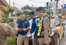 ตร.ทางหลวงสมุทรสงครามรวบหนุ่มระยองมีหมายจับขับรถชนแล้วหนี