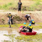 ชาวแปลงยาวรวมพลังจิตอาสา ลุยคลองน้ำดำกำจัดผักตบชวา เปิดทางน้ำ–ฟื้นภูมิทัศน์ชุมชน ต.วังเย็น อ.แปลงยาว จ.ฉะเชิงเทรากำ