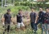 พาหนุ่มวัย 20 ทำแผนฯ แทงหนุ่มจีนดับคาห้อง ปมเจออยู่กับแฟนสาว พบมีดทิ้งในป่าหญ้า