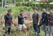 พาหนุ่มวัย 20 ทำแผนฯ แทงหนุ่มจีนดับคาห้อง ปมเจออยู่กับแฟนสาว พบมีดทิ้งในป่าหญ้า