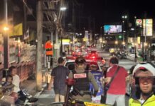 ชาวบ้านสัตหีบแตกตื่น! พบชายถือของคล้ายปืนกลางตลาด ตำรวจระดมกำลังกว่า 20 นาย ระงับเหตุพบเป็นปืนพลาสติก
