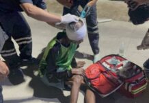 ประตูรั้วเหล็ก หลุดราง ล้มทับชายวัย 53 ปี เจ็บสาหัส ชาวบ้านช่วยยกปลอดภัย