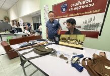 รวบ “นิต” หนุ่มโรงงานวัย 54 พกปืนเถื่อนติดตัว ก่อนบุกค้นบ้าน ผงะเจอปืนประดิษฐ์ รวม 9 กระบอก กระสุน 76 นัด สารภาพสะสมเองนาน 10 ปี