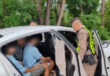 ตำรวจทางหลวงลำปางสกัดเก๋งต้องสงสัย รวบ 6 ผู้ต้องหา พบคนจีน 5 รายลอบเข้าไทย อ้างนายหน้าชวนทำงานไอที เร่งขยายผลโยงขบวนการสแกมเมอร์