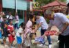 ศาลเจ้าเตียวหุยจัดพิธีเทกระจาดใหญ่ แจกข้าวสาร-อาหารทานแก่ผู้ยากไร้กว่า 700 คน คอหวยแห่ส่องเลขประทัด
