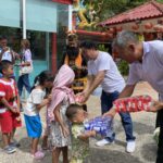 ศาลเจ้าเตียวหุยจัดพิธีเทกระจาดใหญ่ แจกข้าวสาร-อาหารทานแก่ผู้ยากไร้กว่า 700 คน คอหวยแห่ส่องเลขประทัด