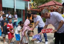 ศาลเจ้าเตียวหุยจัดพิธีเทกระจาดใหญ่ แจกข้าวสาร-อาหารทานแก่ผู้ยากไร้กว่า 700 คน คอหวยแห่ส่องเลขประทัด