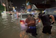 ฝนกระหน่ำพัทยา นานกว่า 1 ชั่วโมง ทำถนนหลายสายจมบาดาล รถเล็กสัญจรไม่ได้ เจ้าหน้าที่เร่งอำนวยความสะดวกประชาชน