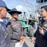 พบลูกเรือเรือจมแสมสารรอดกลางทะเลอีก 1 ราย! เร่งค้นหา 5 ชีวิตสูญหาย พบ 2 รายคาดว่าเสียชีวิตติดอยู่ในซากเรือ ยุติค้นหาชั่วคราว เตรียมลุยต่อพรุ่งนี้