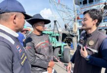 พบลูกเรือเรือจมแสมสารรอดกลางทะเลอีก 1 ราย! เร่งค้นหา 5 ชีวิตสูญหาย พบ 2 รายคาดว่าเสียชีวิตติดอยู่ในซากเรือ ยุติค้นหาชั่วคราว เตรียมลุยต่อพรุ่งนี้