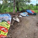 ชาวบ้านแจ้งผู้ใหญ่บ้านตรวจสอบขยะอุตสาหกรรมที่นำมาทิ้งไว้ในที่ดินใกล้แหล่งน้ำ