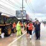 ผู้ว่าฯ ชลบุรี รุดเยี่ยมผู้ประสบอุทกภัยบางเสร่ มอบถุงยังชีพพร้อมให้กำลังใจ