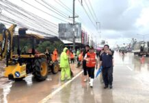 ผู้ว่าฯ ชลบุรี รุดเยี่ยมผู้ประสบอุทกภัยบางเสร่ มอบถุงยังชีพพร้อมให้กำลังใจ