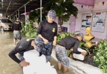 ศูนย์บรรเทาสาธารณภัย โรงเรียนการบิน ลงพื้นที่ให้ความช่วยเหลือประชาชนที่ได้รับผลกระทบจากอุทกภัย